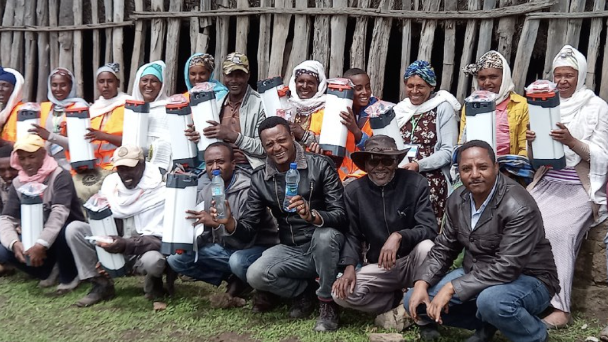 la communauté d'oromia et ses partenaires locaux avec les filtres à eau orisa