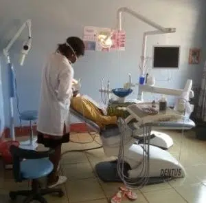 Intervention bucodentaire à Semto au Cameroun dans le centre de santé