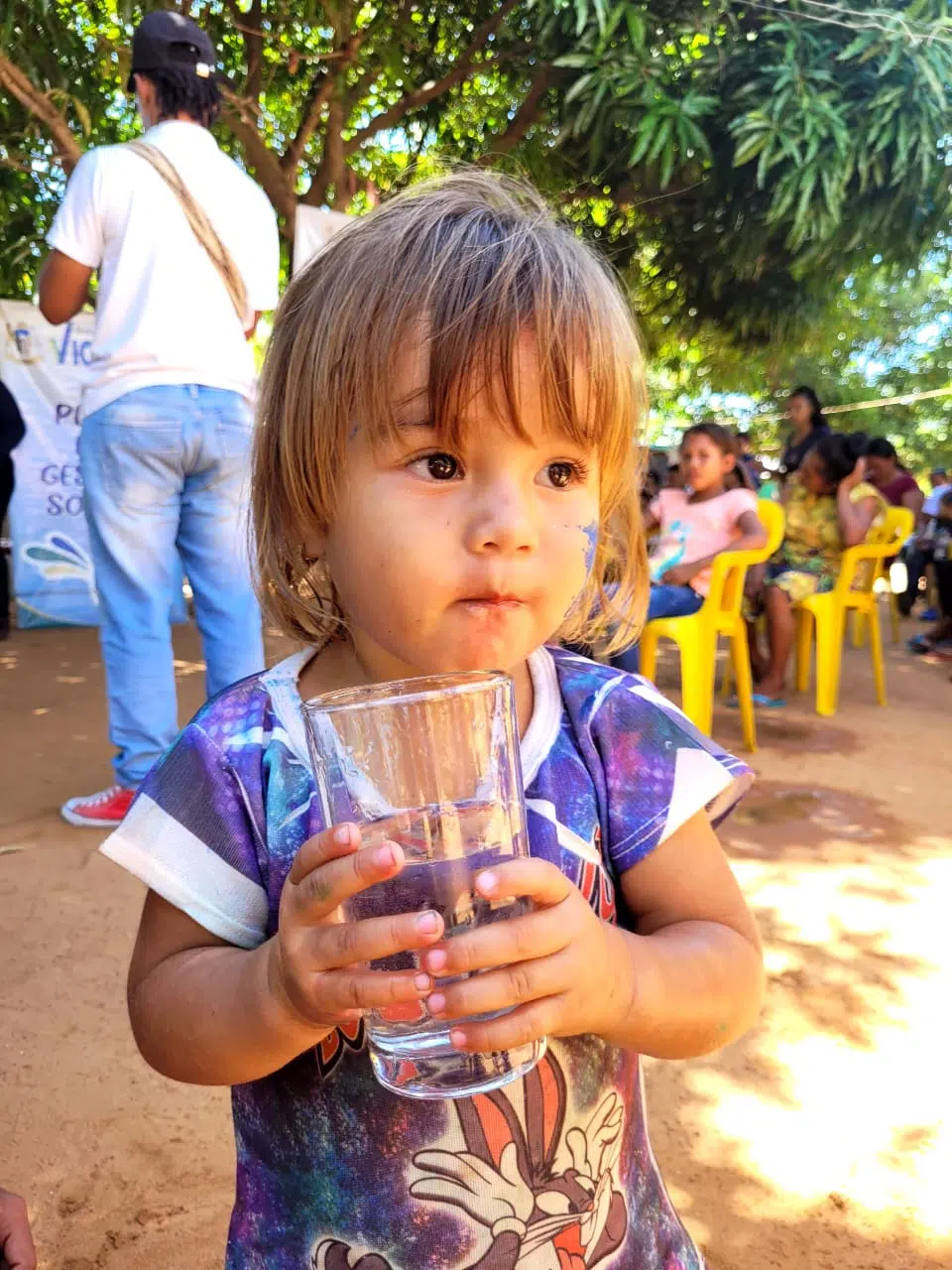 Colombienne boit de l'eau filtrée ORISA